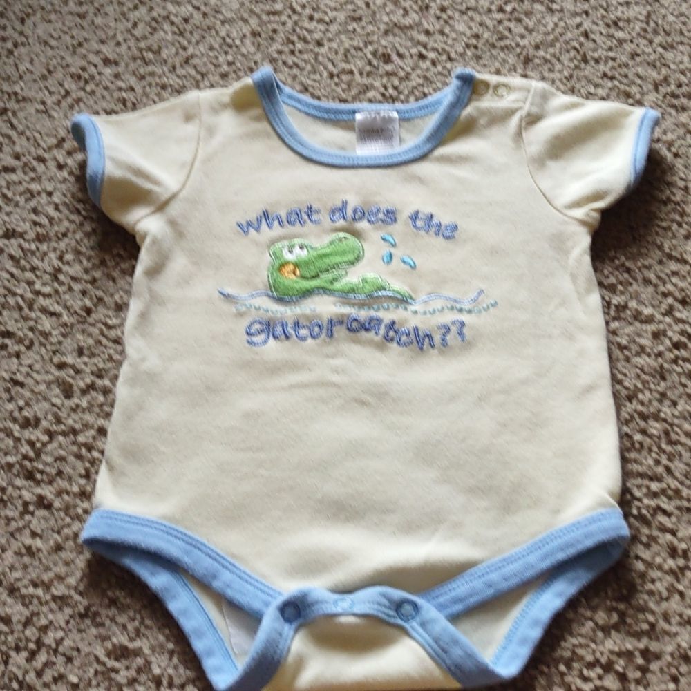 Sunshine Baby 3-6 months yellow blue trim onesie green alligator applique snap‎